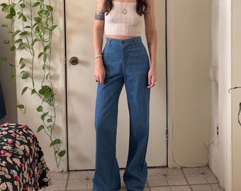 Pantalones vaqueros de pierna ancha y cintura alta de los años 70
