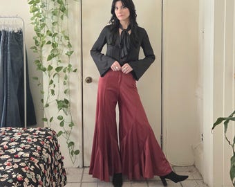 Pantalones acampanados con volantes y cintura alta de estilo glam rock de los años 70