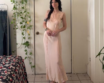Vestido lencero de seda y encaje cortado al bies de los años 30