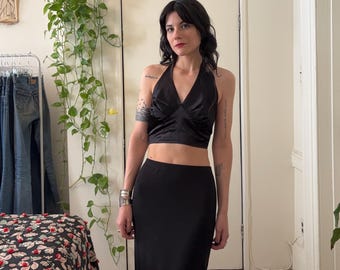 Top corto reversible de satén negro y plateado estilo años 70.