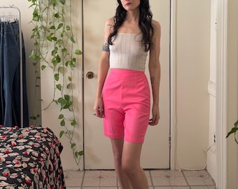 pantaloncini rosa shocking a vita alta anni '60