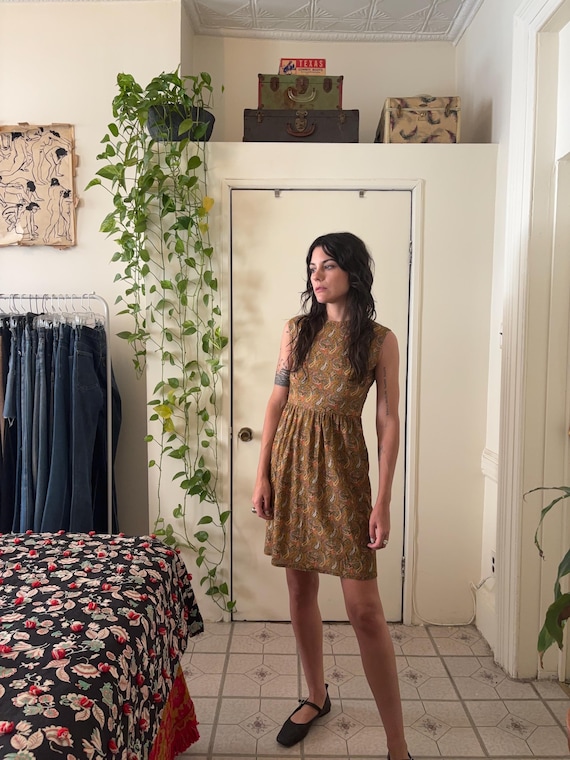 1960s golden paisley sleeveless mini dress