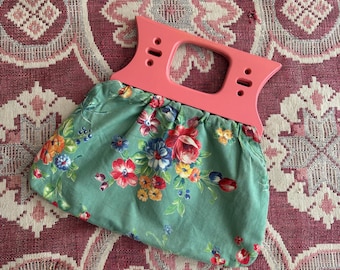 Bolso de mano de algodón con estampado floral de los años 40 con asas de madera pintadas.