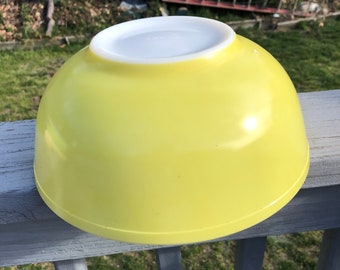 4 quart YELLOW Pyrex BOWL says Pyrex on bottom