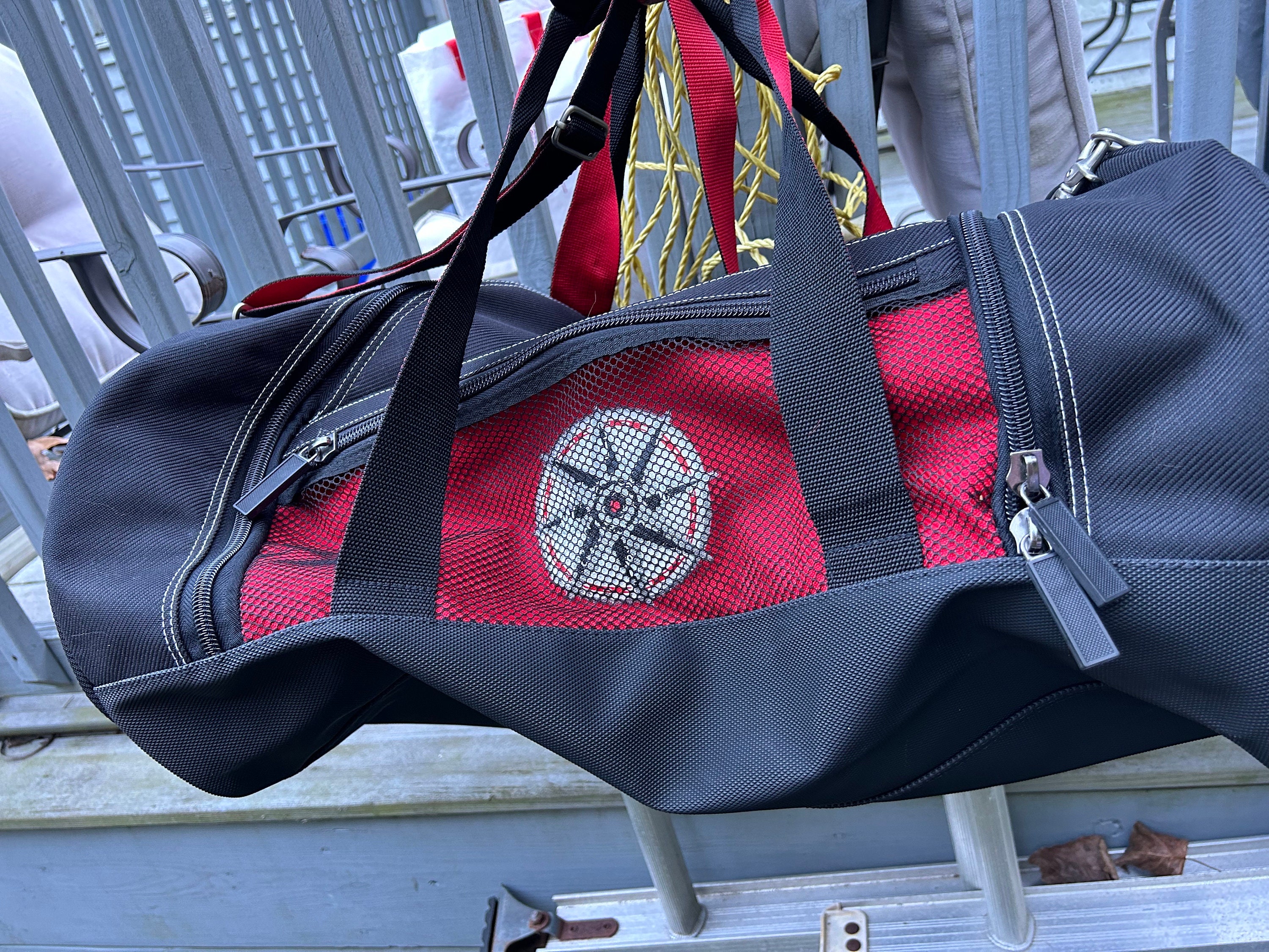 Cantine vintage des scouts en argent avec couverture en tissu rouge
