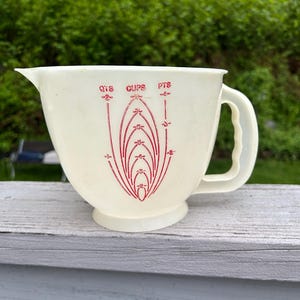 VINTAGE Tupperware 8 CUP Mix-N-Store Measuring Pitcher Batter Bowl Cup + Bonus Gift