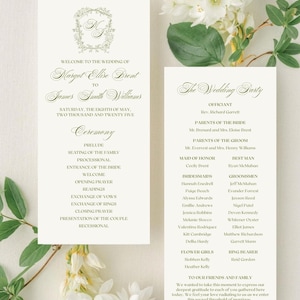 Pode incluir: Um programa de cerimônia de casamento com um design floral verde e branco. O programa lista a ordem dos eventos da cerimônia de casamento, incluindo o assento da família, a procissão, a entrada da noiva, a recepção, a oração de abertura, as leituras, a troca de votos, a troca de alianças, a oração de encerramento, a apresentação do casal e a saída. O programa também inclui os nomes do celebrante, da dama de honra, das damas de honra, do padrinho, dos padrinhos, das damas de honra e do portador da aliança.
