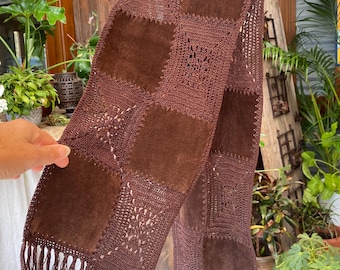 sciarpa in camoscio e uncinetto * stile mod anni '60 * cioccolato * frange * patchwork *