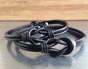 Duo bracelets en cuir noir pour les couples. Bijoux en signe de l'infini pour exprimer l'amour, amitié.