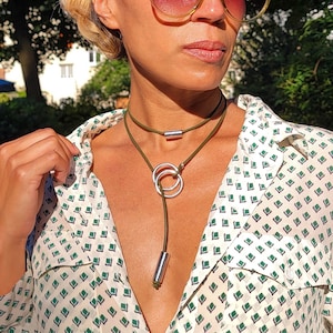 Collier pour femme en cuir véritable. Long collier pendentif Y, pour elle.