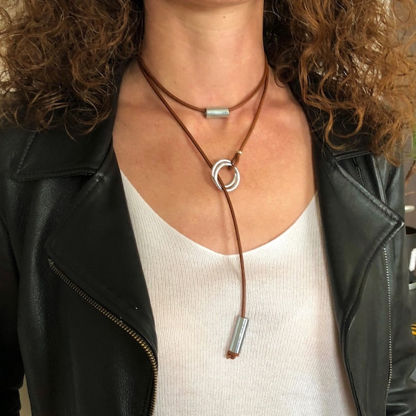 Collier y pour femme, en cuir véritable et en acier inoxydable. Bijou moderne.