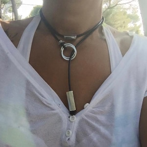 Collier femme en cuir. Bijoux pour femme, collier en cuir tendance et moderne. Collier original pour elle. Cadeau pour femme. Noir