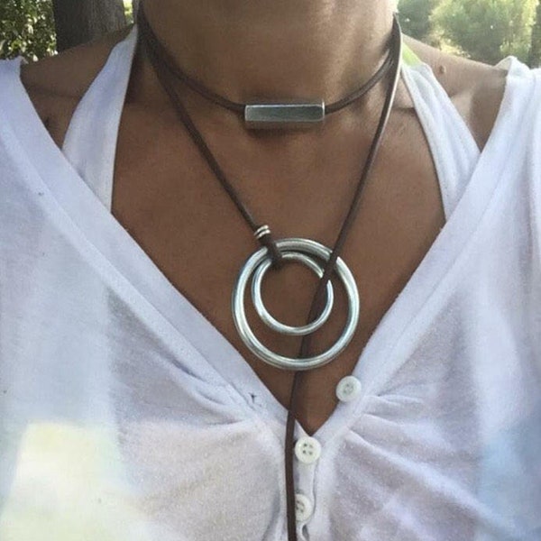 Collier pour femme, en cuir véritable et en acier inoxydable. Bijou pour elle, moderne et original.