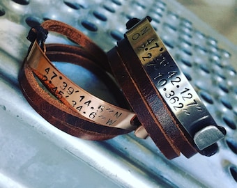 Duo bracelets couple! Custom bracelets. Engraved leather cuffs. Leather bracelets for couples. GPS coordinates of meeting.