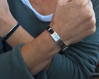 Herren-Lederarmband, personalisierbar. Schmuck für Ihn aus Edelstahl, Gravur nach Wahl.