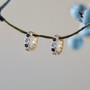 Pendientes Huggie de cristal azul – Aros chapados en oro de 14k