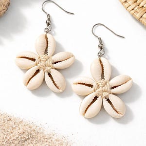 Boucles d'oreilles fleurs en chanvre cauris avec crochets en argent sterling