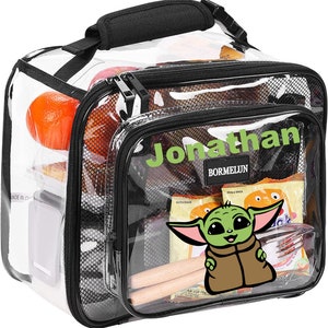 Peut inclure: Sac à déjeuner en plastique transparent avec une fermeture éclair et une poignée noires. Le sac a un compartiment en maille et une étiquette de nom personnalisée qui dit "Jonathan BORMELUN". Le sac a également une image de dessin animé d'un personnage extraterrestre vert.