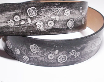 Ceinture en cuir VINTAGE noir et blanc avec vrilles de fleurs perforées 4 cm de large FAIT MAIN