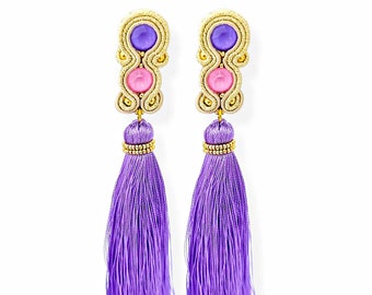 Brincos artesanais em soutache com franjas, cristais rosa-lilás e detalhes em bege e dourado.