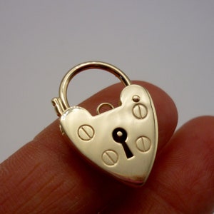 Charm de candado con forma de corazón de oro macizo