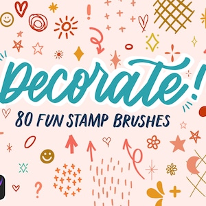 Puede incluir: Un conjunto de 80 divertidos pinceles de sello para arte digital. Los pinceles están diseñados para parecer garabatos dibujados a mano, incluyendo corazones, estrellas, flechas y otras formas lindas. El texto "¡Decora!" está escrito en una fuente juguetona. Los pinceles son perfectos para agregar un toque personal a tu arte digital.