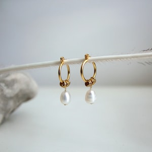 Pearl Drop Hoops, Pearl Huggie Hoop Earrings, Pearl Drop Earrings, Bridal Earrings, Bridesmaid Gift, Pearl Jewelry, Gift for Mom zdjęcie 1