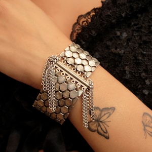 Pulsera ancha de escamas de serpiente de plata: brazalete de cadena con flecos gruesos