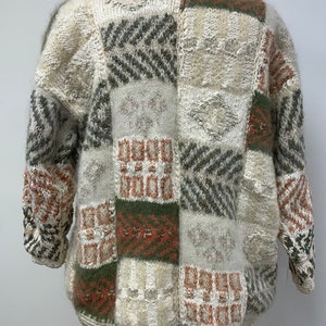 Handstickad vintage-garn designad av Anny Blatt från 1980. Garnerna är alla franska och italienska. Ull, angora, bomull, linne och mohair. Storlek M