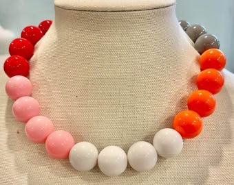 Chunky Bead Halskette, Bunte Colorblock Große Perlen, helles pink, orange, grau, weiß, rot dehnbar, Statement-Halskette