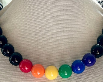 Regenbogen und schwarze große Perlen auf starkem Gummiband. Kaugummi Perlen. Chunky Halskette, bunter Schmuck