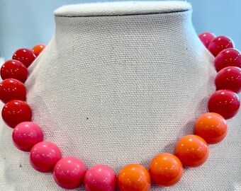 Chunky Bead Halskette, Bunte Colorblock Große Perlen, helles pink, orange und rot dehnbar, handgemachter Schmuck, einzigartiges Geschenk, Statement-Halskette