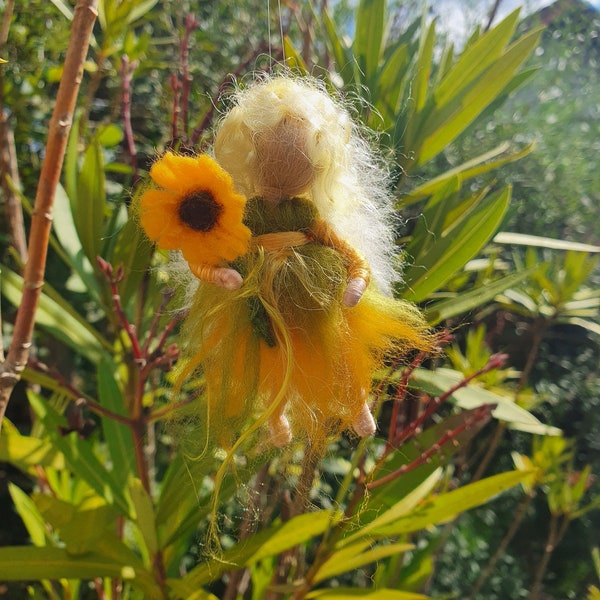 Kleines Feenkind mit Sonnenblume