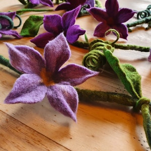 Filzblumenkette Blumengirlande mit 10 gefilzten Blüten in Lila und Grün