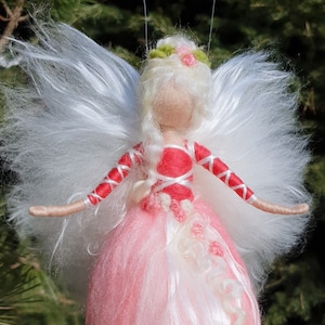 Noble Rose Fairy Wool Waldorf gevilte wol in wit en koraal