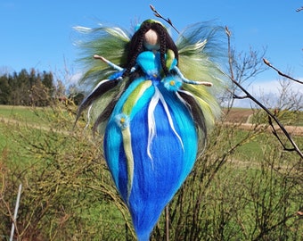 Fee Engel Elfe türkis blau mit Zöpfen und Blümchen