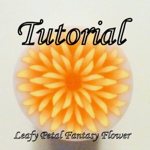 Puede incluir: Tutorial para hacer una flor de fantasía con pétalos de hojas. La flor es amarilla y naranja con un fondo blanco. La imagen es un primer plano de la flor.