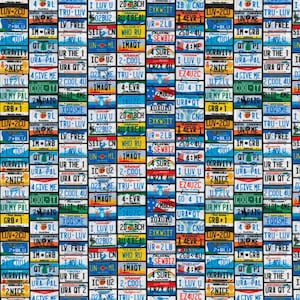 Könnte beinhalten: Ein sich wiederholendes Muster aus bunten Nummernschildern mit verschiedenen Bundesstaaten und Slogans. Die Schilder sind in Reihen und Spalten auf einem schwarzen Hintergrund angeordnet.