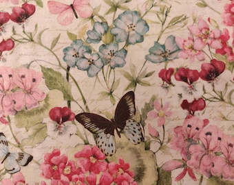Könnte beinhalten: Ein Blumenmuster mit Schmetterlingen und Blumen in Rosa, Rot und Blau auf cremefarbenem Hintergrund. Das Design umfasst verschiedene Blumenarten und Schmetterlinge mit Vintage-Ästhetik.