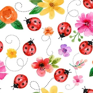 Op de afbeelding: Waterverfpatroon met rode lieveheersbeestjes met zwarte stippen, afgewisseld met kleurrijke bloemen in roze, geel en oranje. Het ontwerp bevat groene bladeren en stippellijnen op een witte achtergrond.