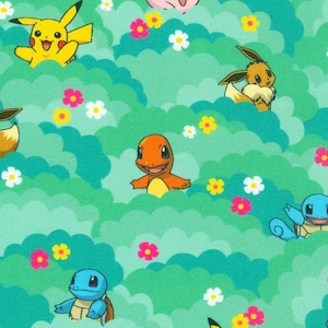 Puede incluir: Un patrón repetido con personajes de dibujos animados, incluyendo Pikachu, Charmander y Squirtle, sobre un fondo de nubes verdes estilizadas y flores coloridas. El diseño es vibrante y juguetón, adecuado para productos infantiles.