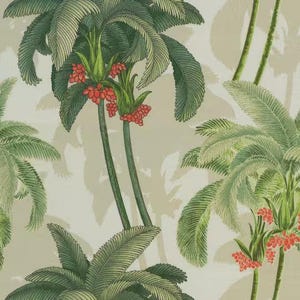 Può includere: Illustrazione dettagliata di un motivo di palme tropicali. L'immagine presenta fronde di palma verdi, bacche rosse e uno sfondo beige chiaro. L'opera d'arte ha un'atmosfera vintage e botanica.