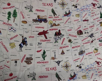 Puede incluir: Un mapa de tela de estilo vintage de los Estados Unidos con ilustraciones de los monumentos y símbolos de cada estado. El mapa es beige con acentos rojos, azules y verdes. Los estados están delineados en rojo con líneas de puntos negros. El mapa incluye el texto "Go West" con una flecha roja apuntando hacia el oeste.