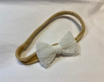 Dainty baby headband lace bow baby headband Off white beige newborn hairbow headband Photo prop lacy headband
