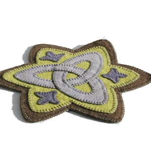 PDF wool applique pattern, blanket stitch triquetra celtic knot symbol, trinity candle mat, gaelic hand embroidery sewing, instant download