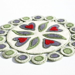 Hearts Desire PDF Penny Rug Pattern, blanket stitch a folk art valentines day candle mat, hand sewing embroidery pattern, instant download