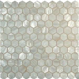 Może przedstawiać: Białe sześciokątne płytki mozaikowe wykonane z perłowej muszli. Płytki mają subtelny, opalizujący połysk.