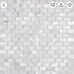 Puede incluir: Mosaico de azulejos de nácar blanco con un patrón de ladrillo. Los azulejos son pequeños y rectangulares, creando una textura sutil.