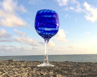 Verre à vin bleu