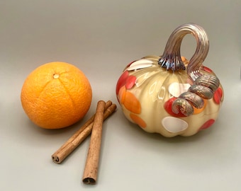 Citrouille en verre soufflé moka avec pois gris, rouges, roses et caramel au beurre et tige métallique